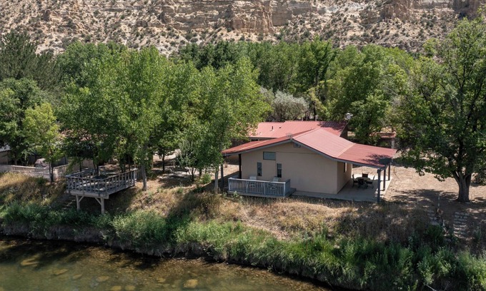 Blanco Cabina | "River's Edge" Cabin Fly Fishing on the San Juan River near Quality Waters.