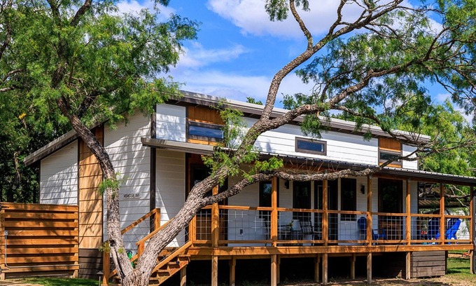 Fredericksburg Cabaña | River's Edge Cottage with private hot tub, huge front porch & full river access