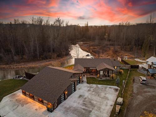 Kalispell Casa | River's Edge Riverfront with Hot Tub Sauna & Game Room