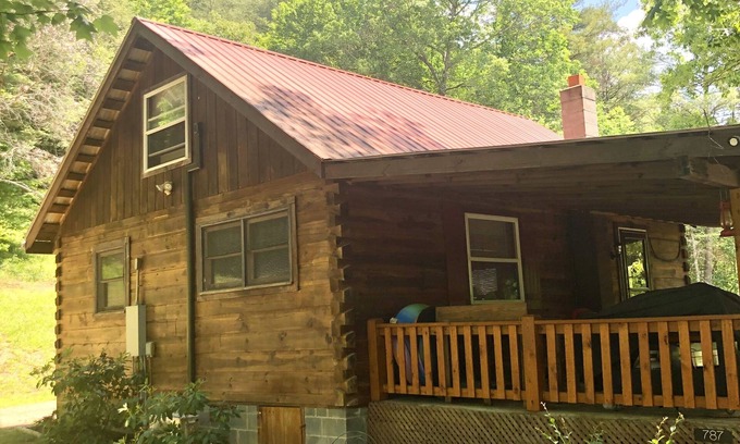 Burnsville Cabina | River Side Cabin Retreat sleeps 6