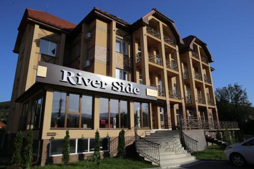 Polyana Complejo | RIVER SIDE