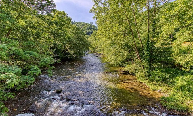 Gatlinburg - Pigeon Forge Chalet De Esquí | River Song, Near River, Hot Tub, Foosball, WIFI 685 FREE tickets each paid day!
