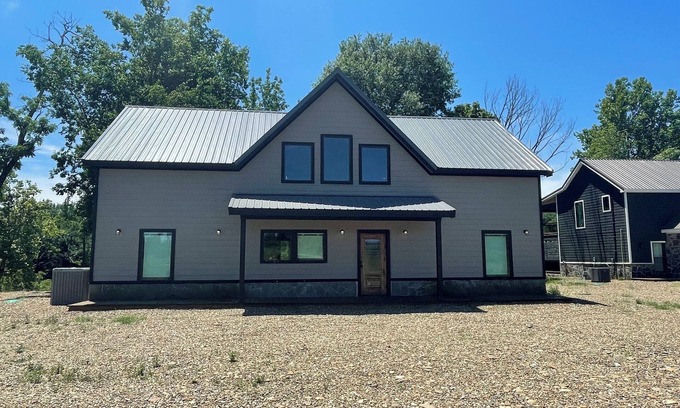 Golden Cabina | River View | 3 bedroom | Hot Tub | 7 guest
