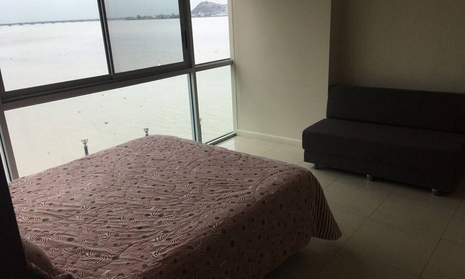 Las Peñas Apartamento | Apartamento con vista al río Puerto Santa Ana