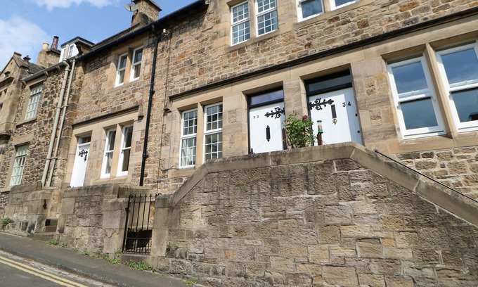 Corbridge Cabaña | RIVER VIEW, character holiday cottage, with a garden in Corbridge