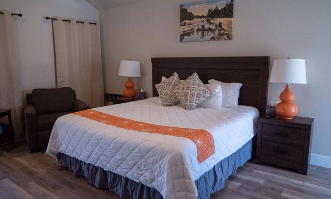 Kerrville Cabina | River View Deluxe King Cabin near Downtown #17