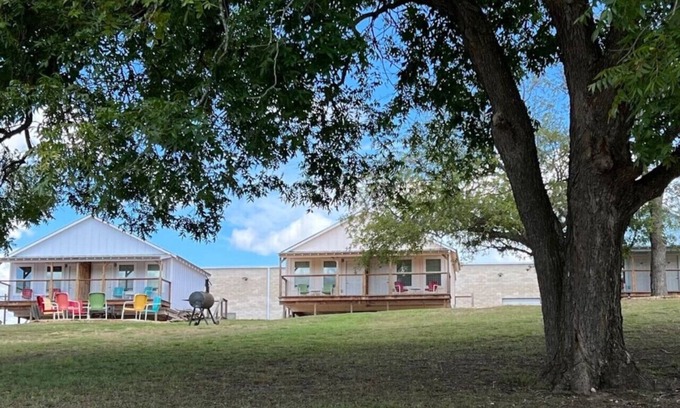 Kerrville Cabina | River View Double Queen Cottage #18