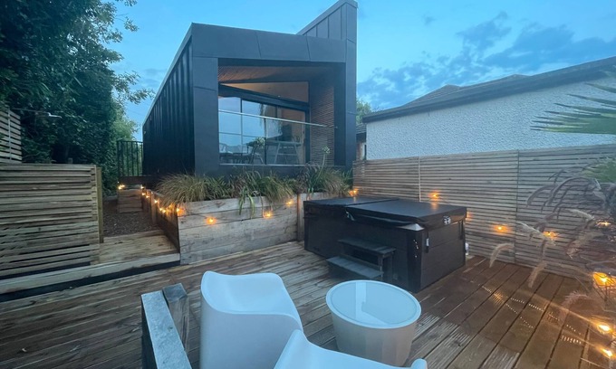Wraysbury Cabina | River view guest house, Jacuzzi, boat, Fire Hire