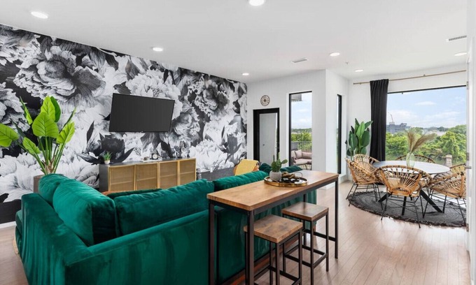 North Capitol Condominio | River View High-End Condo with Private Patio and FREE Parking