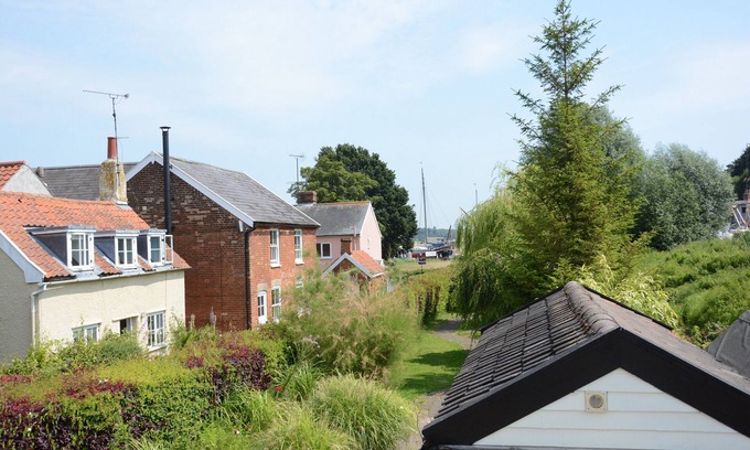 Pin Mill Cabaña | RIVER VIEW, PIN MILL, pet friendly, with open fire in Pin Mill