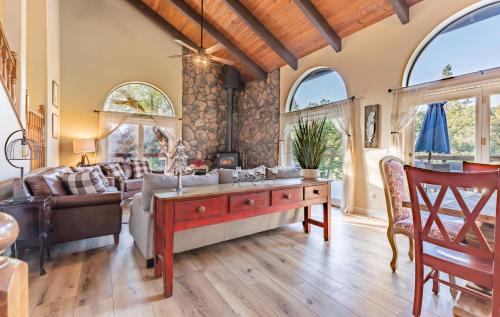 Oakhurst Casa | River View Retreat Sleeps 16/hot tub/basketball court