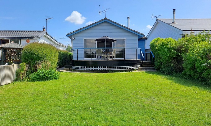Brundall Cabaña | River View - sleeps 4 guests in 2 bedrooms