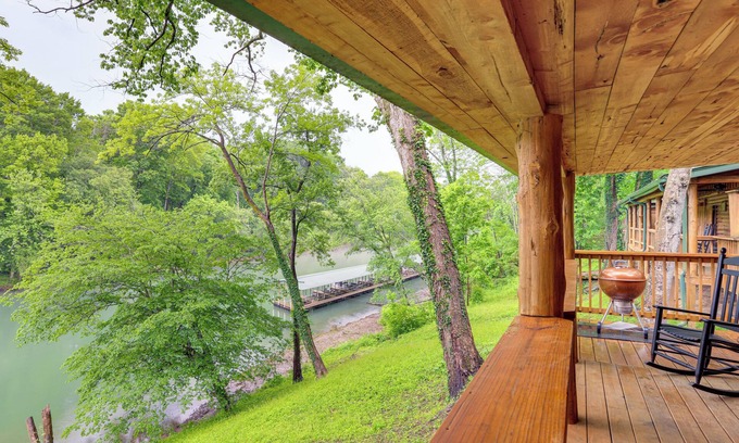 Heber Springs Cabina | River Views, Deck & Boat Slip: Heber Springs Home!
