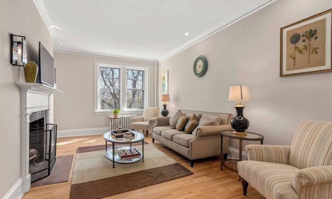 West Cambridge Condominio | River Views Harvard Square 2BR with Cozy Fireplace