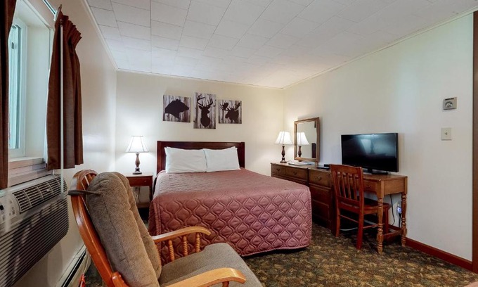 Lincoln Hotel | Riverbank Connecting Motel Rooms 4 & 6