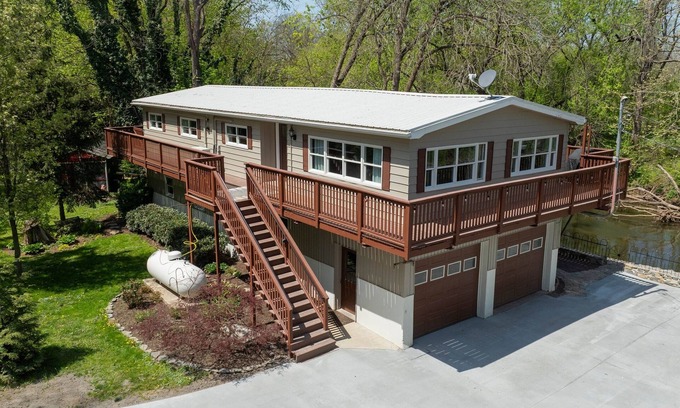 Talmage Casa | Riverbank Lodge : Scenic Riverfront Escape