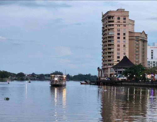 Kampung Surabaya Apartamento | Riverbank Suite @ Waterfront KCH