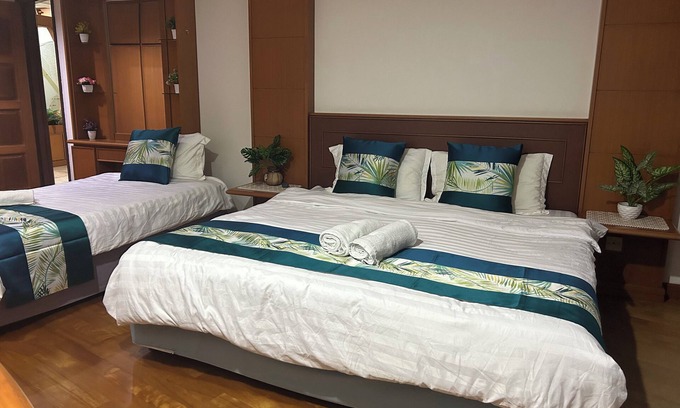 Kampung Surabaya Condominio | Riverbank Suites - River View Level 11, Sleeps 7