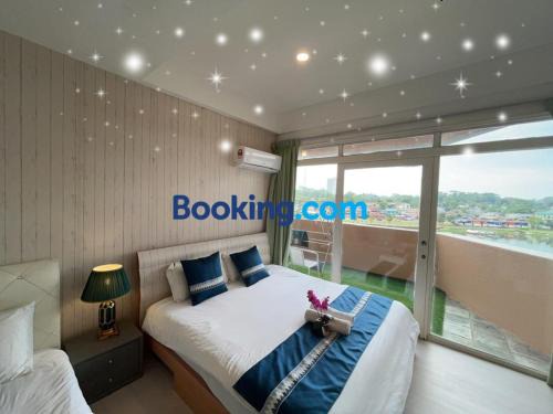 Kampung Surabaya Apartamento | Riverbank suites waterfront
