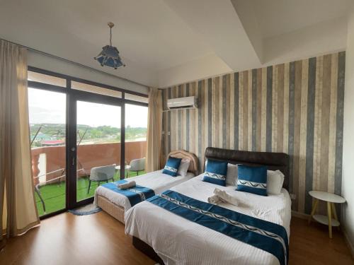 Kampung Surabaya Apartamento | Riverbank suites waterfront 507