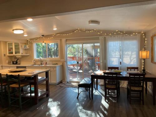 Middletown Casa | Riverbed House with hot tub