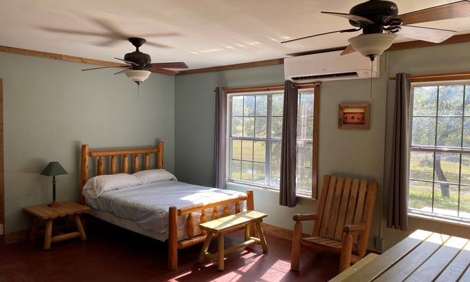 Concan Cabina | Riverbend on the Frio Cabin 3