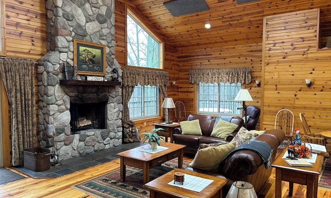 South Haven Cabina | Riverbend Retreat Lodge with fireplace, hot tub, two pools & pickleball ct.