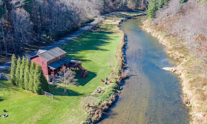 Fleetwood Casa | Riverbend Retreat - New River frontage, hot tub, pool table!