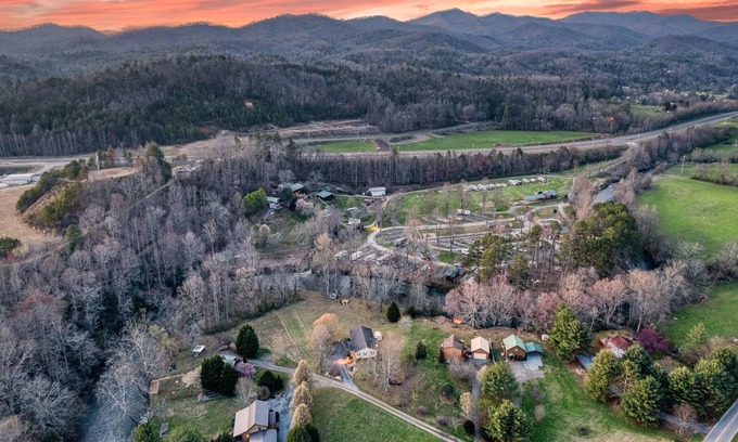 Marble Cabina | Riverbend Run | Smoky Mountain Views | Private Spa | Large Yard & River Dock