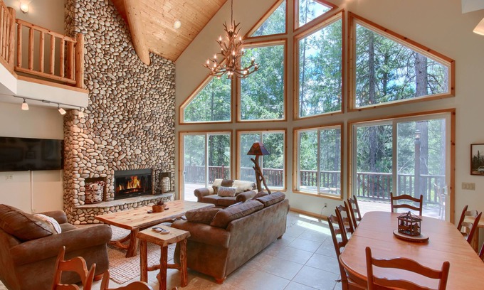 North Wawona Casa | Rivercrest Lodge with Hot Tub-Pool Table-Firepit