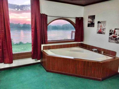 St. Joseph Casa | Riverfront 2 bdrm Jacuzzi Cabin with Sunset Balcony
