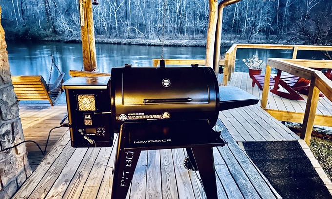 Jonesborough Cabina | Riverfront 2 Bedroom Cabin on the Nolichucky River