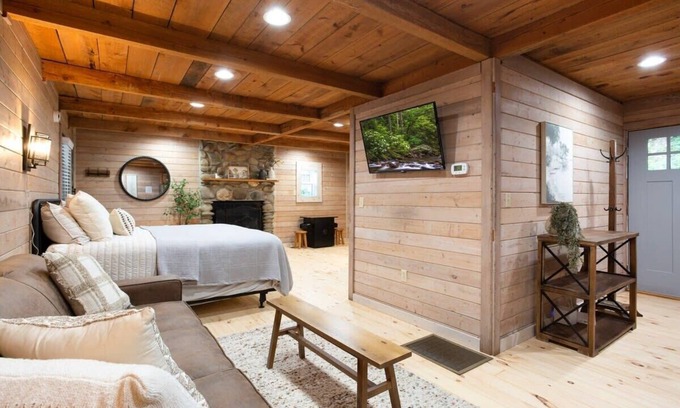 Sevierville Cabina | Riverfront/20 Minutes From Dollywood/Hot Tub