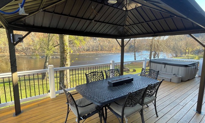 Martins Creek Casa | Riverfront 3-bedroom house