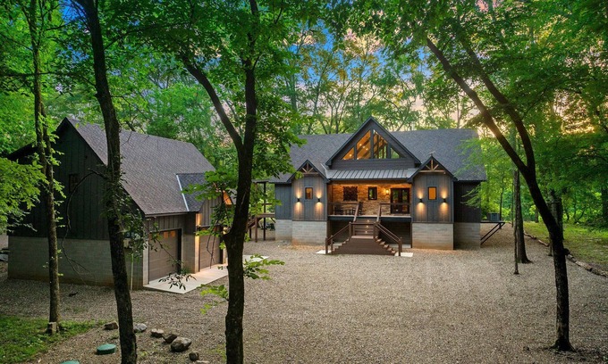 Broken Bow Cabina | Riverfront 3 bedroom cabin with game/bunkroom and apartment above