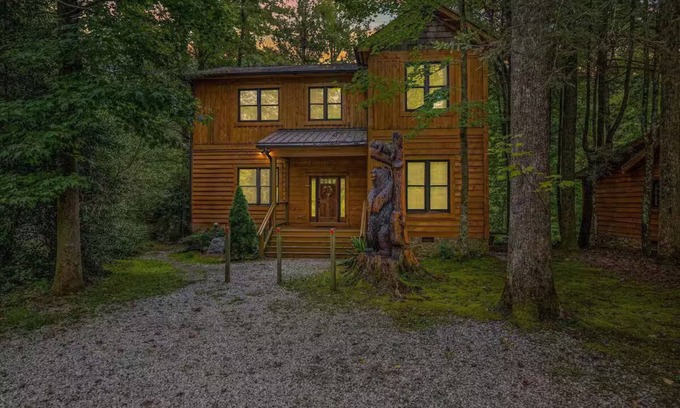Cleveland Cabina | Riverfront 3BR Cabin minutes to Table Rock. Fire pit, hot tub, and game room.