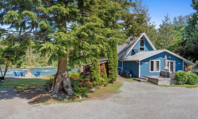 Gold Bar Cabina | Riverfront A-Frame Cabin/Chalet on 1 acre sleeps 10 - paradise...