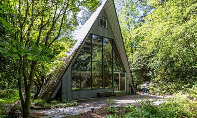 Brightwood Cabina | Riverfront A Frame, Hot Tub, Game Room, Recently Renovated in Mt Hood