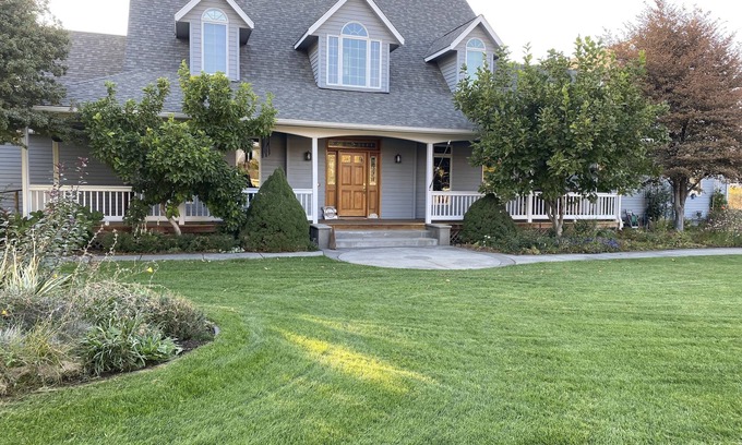 Hermiston Casa | Amazing Sunsets! 2 King Beds, Pool Table & Media room. Long term stay discount.