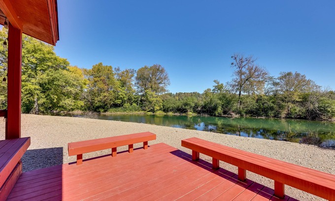 Mount Ida Cabina | Riverfront Arkansas Abode - Furnished Deck & Grill