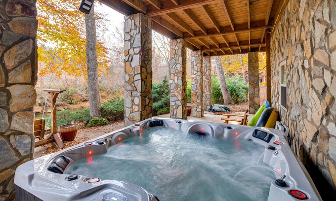 Rutherfordton Cabina | Riverfront Blue Ridge Cabin w/ Private Hot Tub