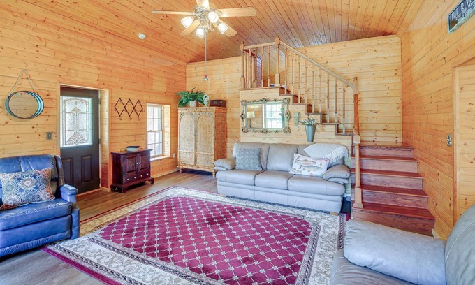 Bluff City Cabina | Riverfront Bluff City Retreat w/ Patio & Grill!