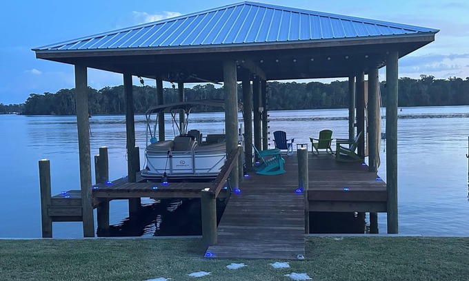 Welaka Casa | RIVERFRONT BRAND NEW BEAUTIFUL 3-BR Home Welaka, Deck, Dock BRING YOUR OWN BOAT!