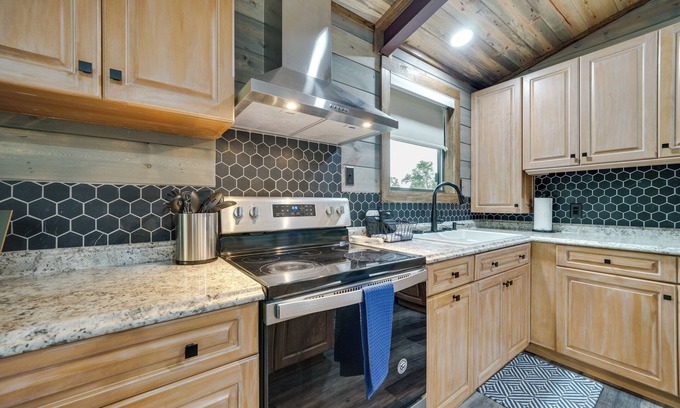 Golden Cabina | Broken Bow Riverfront Cabin w/ Private Hot Tub!