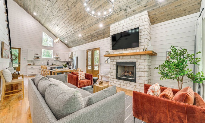 Golden Cabina | Riverfront Broken Bow Cabin w/ Private Hot Tub!