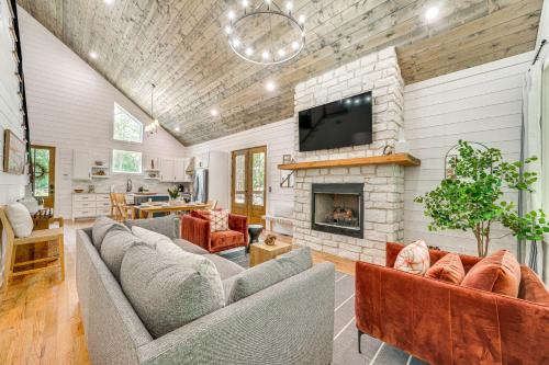 Broken Bow Casa | Riverfront Broken Bow Cabin with Private Hot Tub!