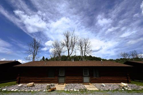 Crystal Falls Casa | Riverfront Cabin 3