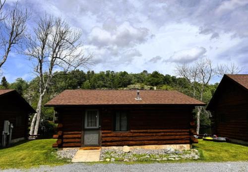 Crystal Falls Casa | Riverfront Cabin 4