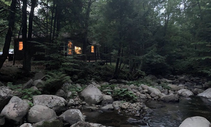 Keene Cabina | Riverfront Cabin in Adirondack High Peaks