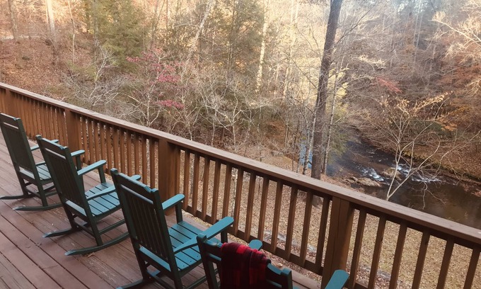 Lynn Cabina | Riverfront Cabin in Horse Country
